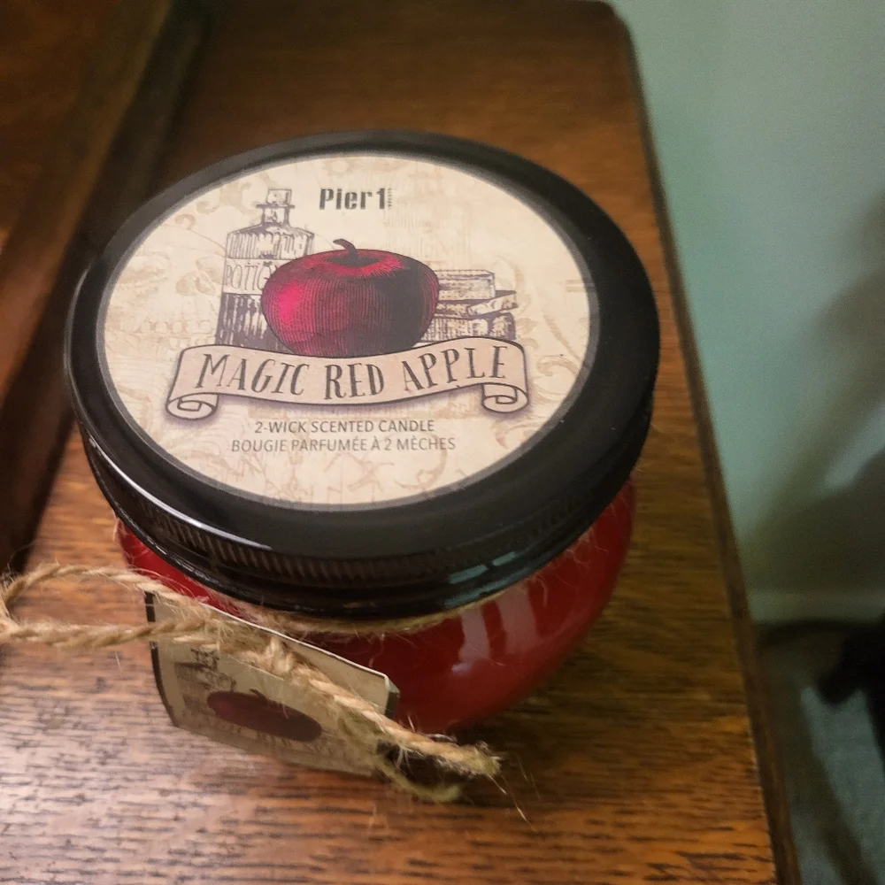 NEW PIER 1 IMPORTS ONE 2 WICK MAGIC RED APPLE CANDLE DISCONTINUED RARE